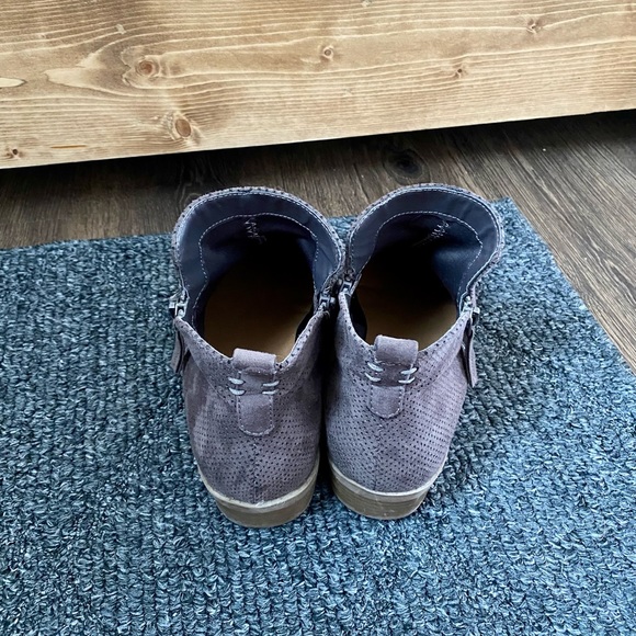 Universal Thread Booties - Picture 2 of 5